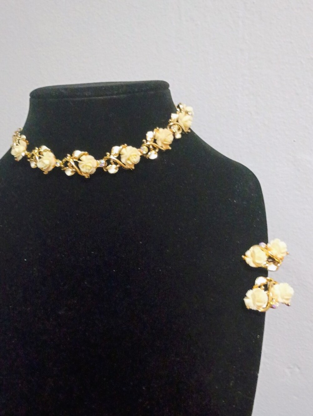 Vintage White Roses with Rhinestones Choker Necklace Matching Clip-On Earrings
